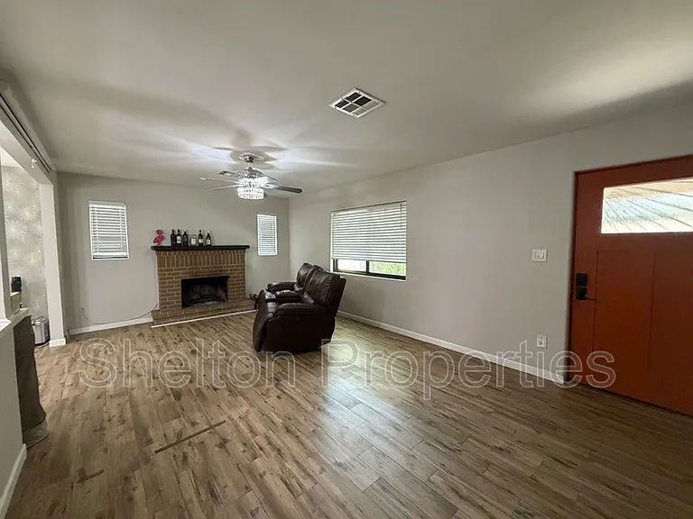 2514 E Fairmount Ave — Photo 7