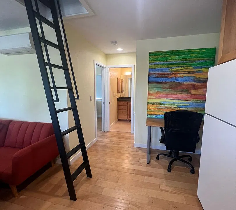Contemporary One+ bed house in Central Ashland Location!