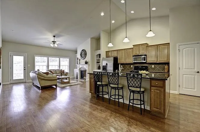 2 bed, 2.5 bath, 1888 sqft, $2,500 — Photo 2