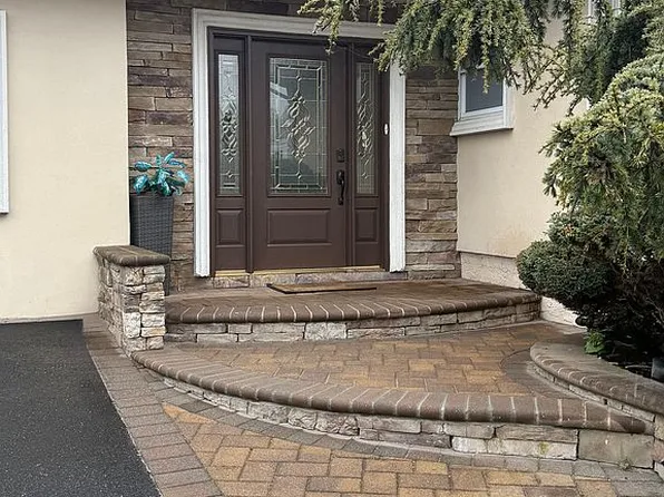 27 Camille Ln, Holbrook, NY 11741