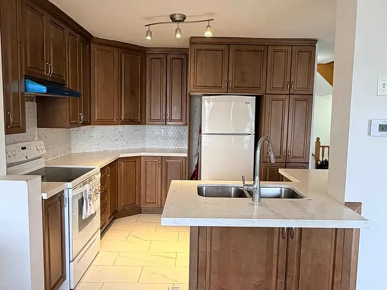 35 E View Green Cres #G — Photo 7