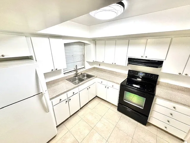 Devon Manor Apartments — Photo 11