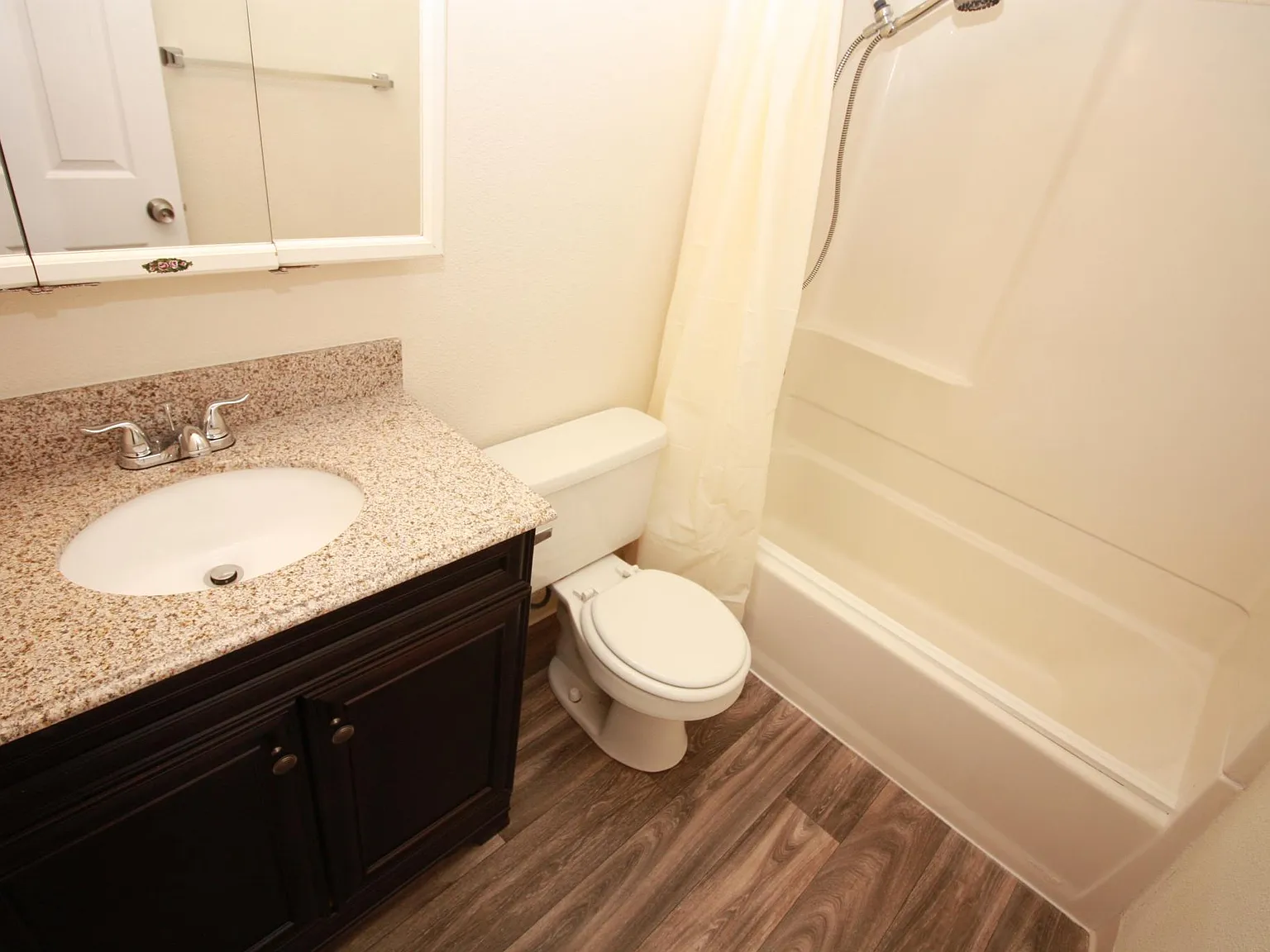 3 bed, 1.5 bath, 1100 sqft, $1,849 — Photo 3