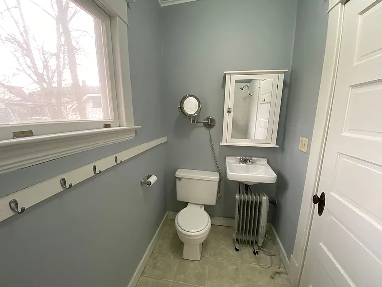 621 Stanley Terr NE — Photo 7