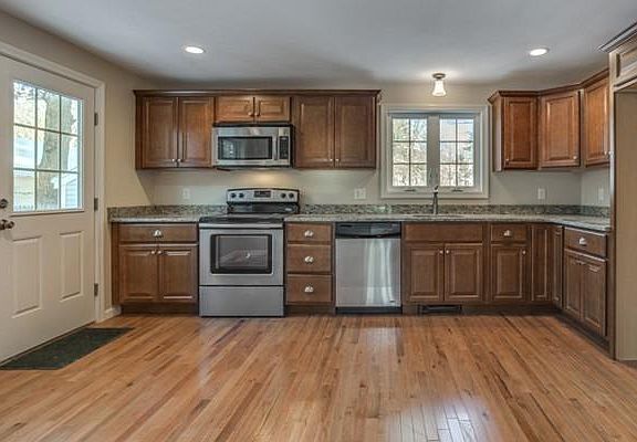3rd image of 9 West St