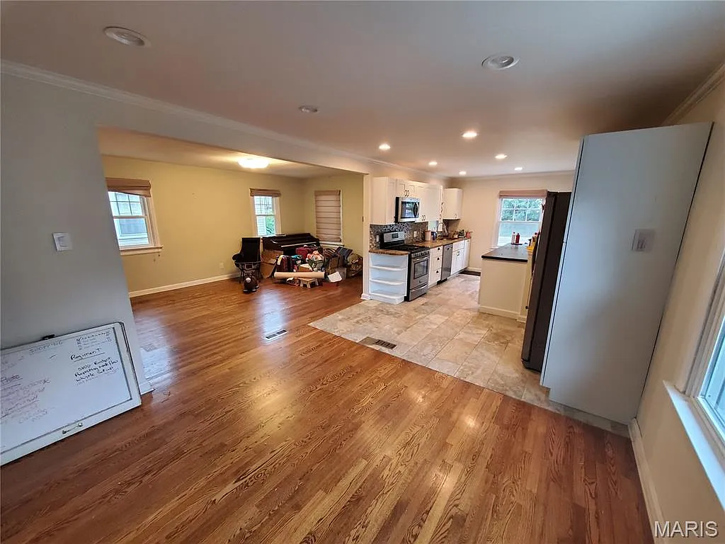 2 bed, 1.0 bath, 1142 sqft, $2,000 — Photo 3