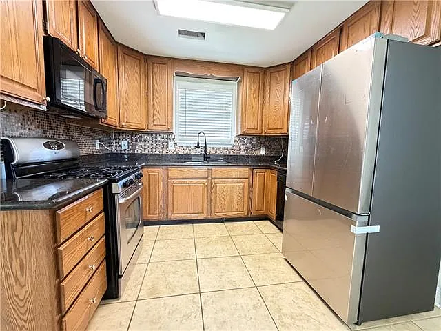 4 bed, 1.5 bath, 1420 sqft, $2,250 — Photo 4