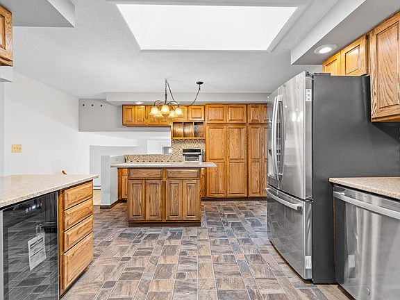 3rd image of 302 Greenhurst Dr