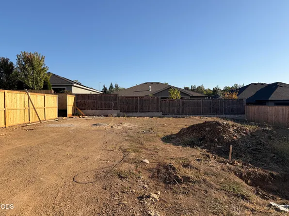 3075 Umpqua Dr, Medford, OR 97504