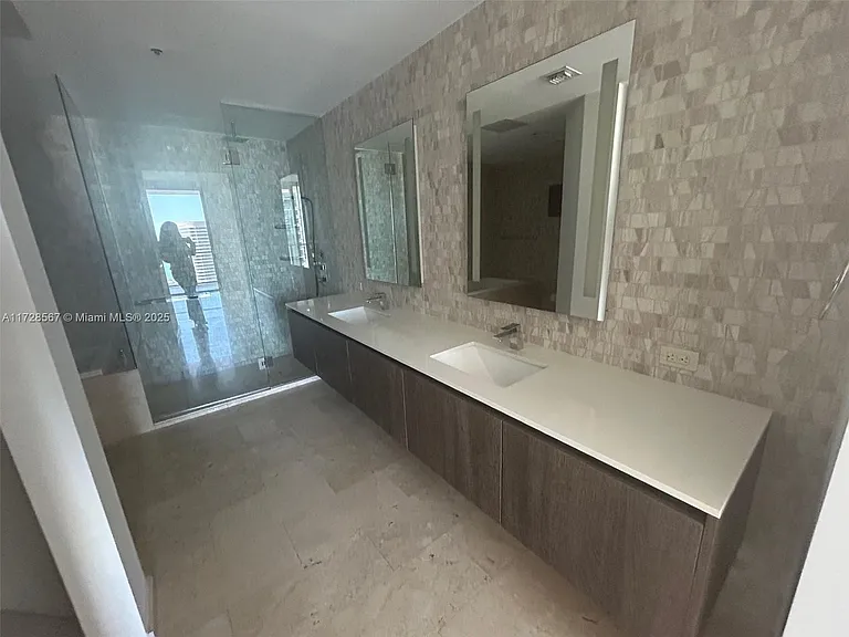 88 SW 7th St #3307 — Photo 6