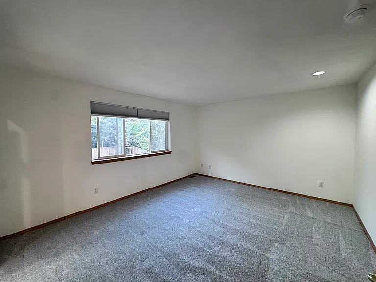4631 NE 7th Pl — Photo 16