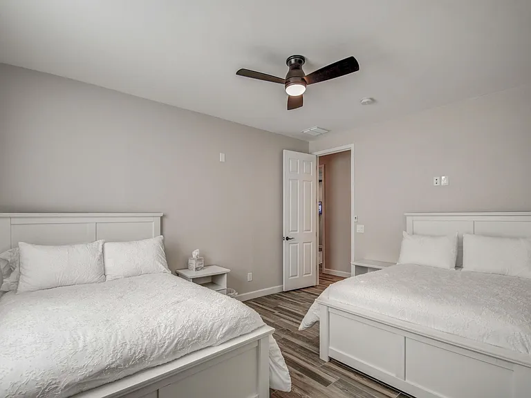 3216 E Sunnyside Ln — Photo 30