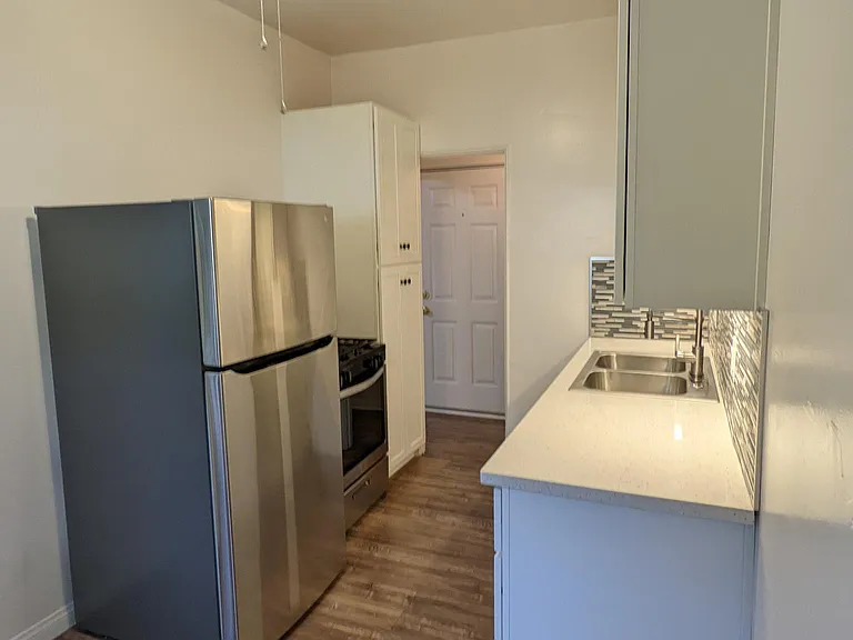 208 N La Peer Dr #7 — Photo 6