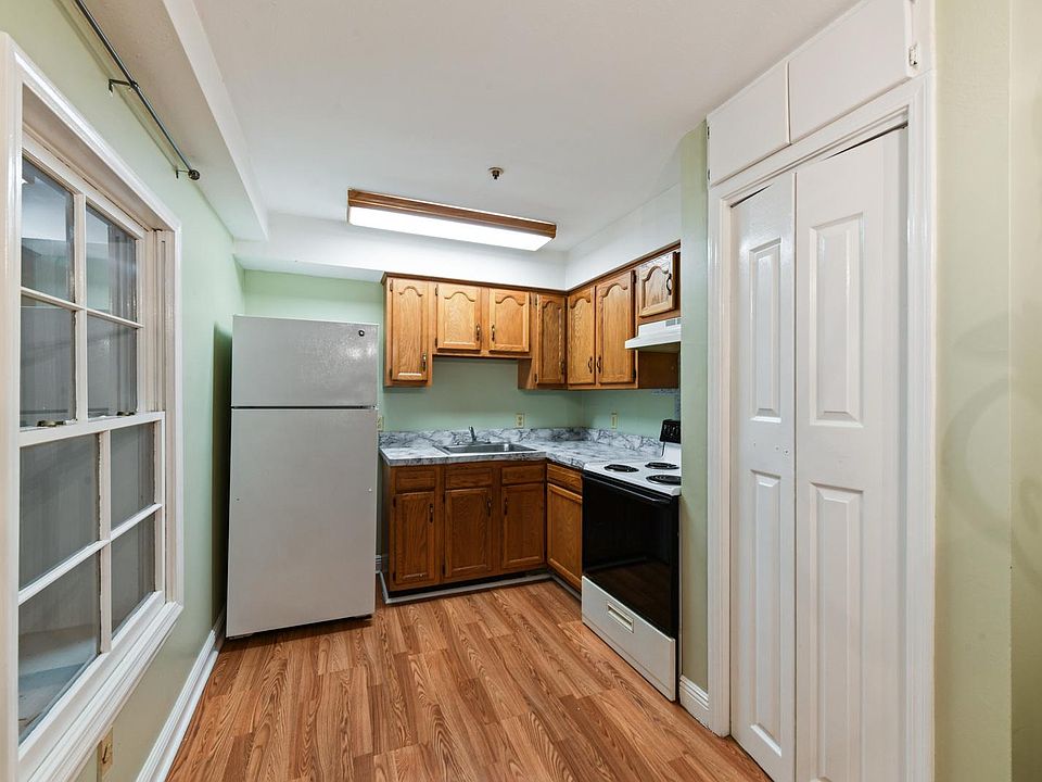 Furnished Kitchen w/dishes and cookware