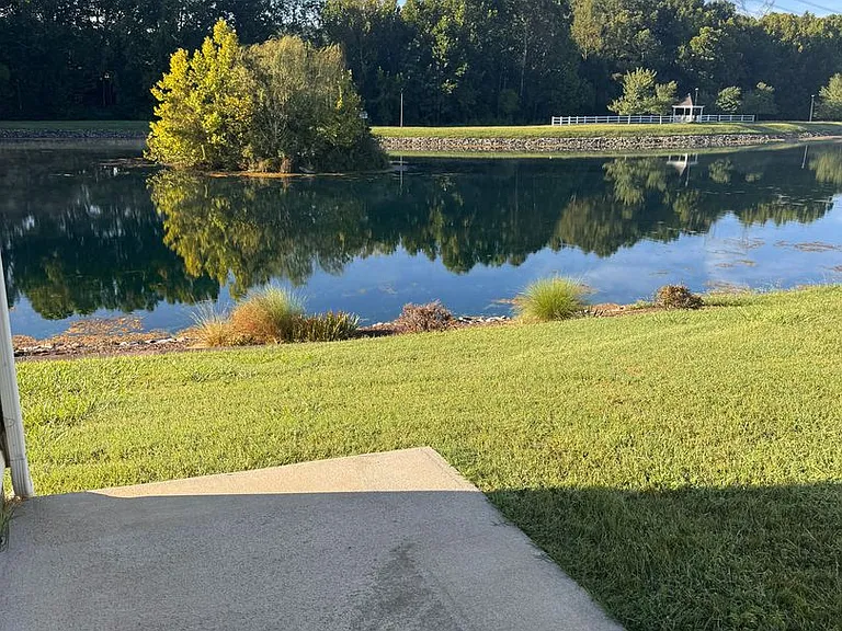 10 Shoreline Dr — Photo 2