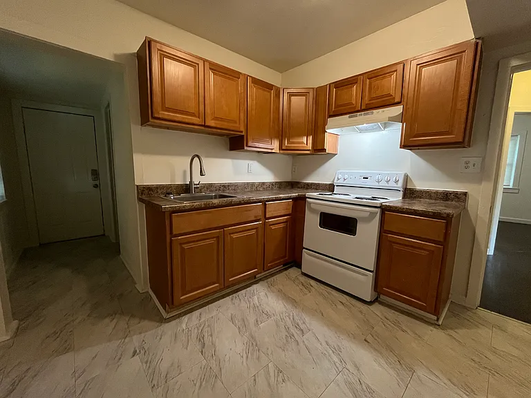 4910 Killam Ave — Photo 3