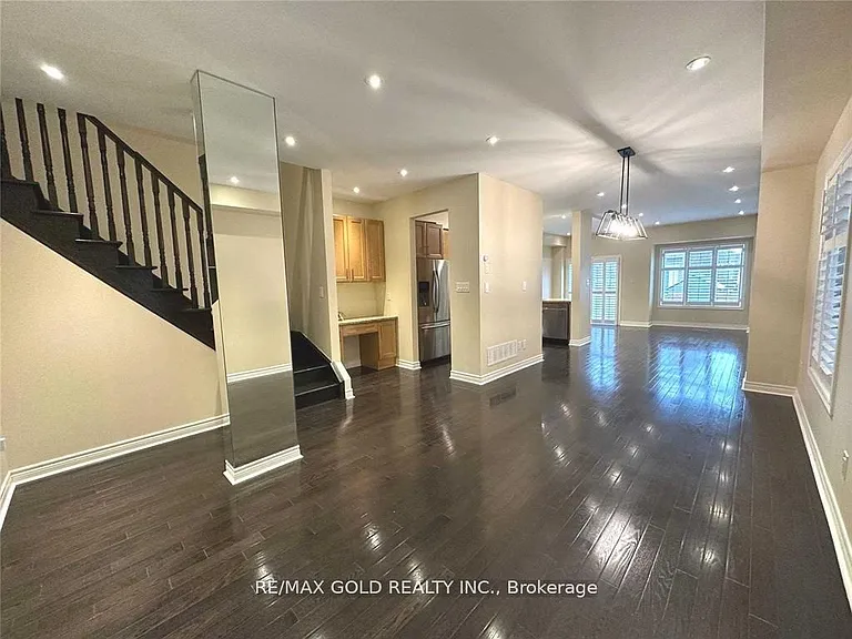 471 Meadowridge Ct — Photo 4