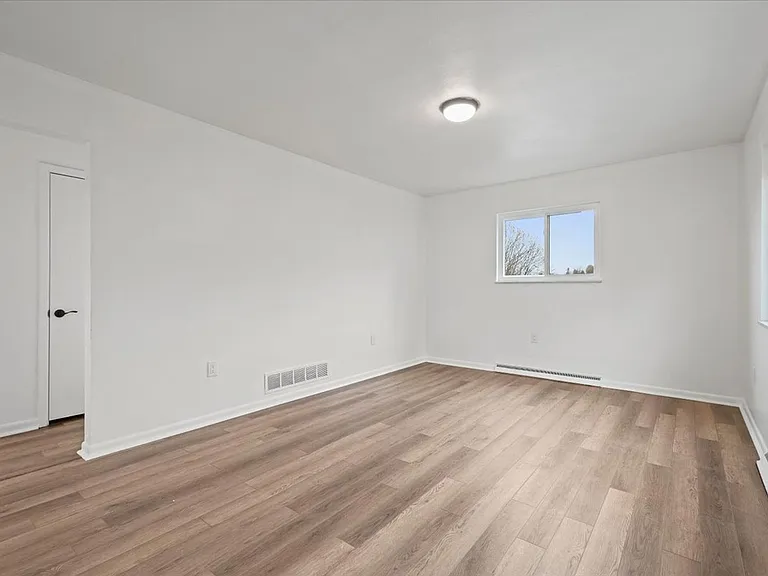 1303 Cloverdale St — Photo 12