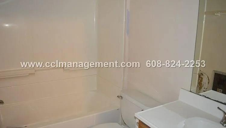 3 bed, 1.5 bath, 1900 sqft, $1,995 — Photo 2