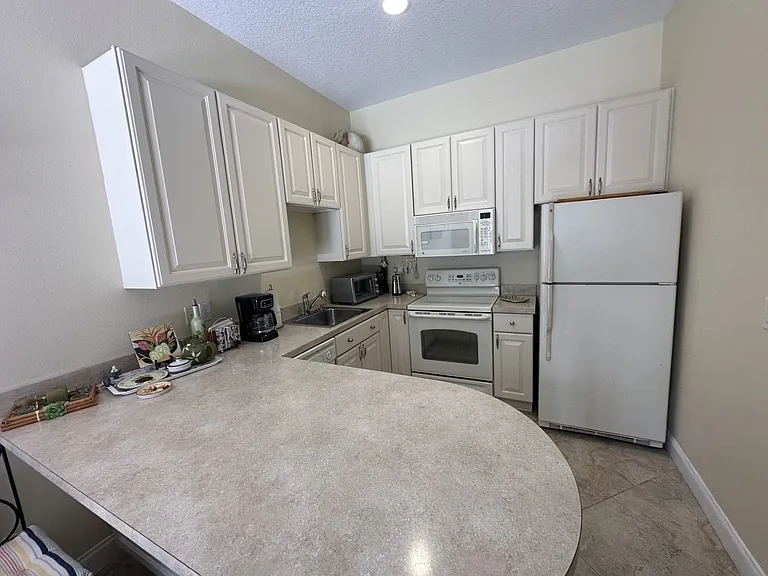 334 W Pearson St — Photo 7