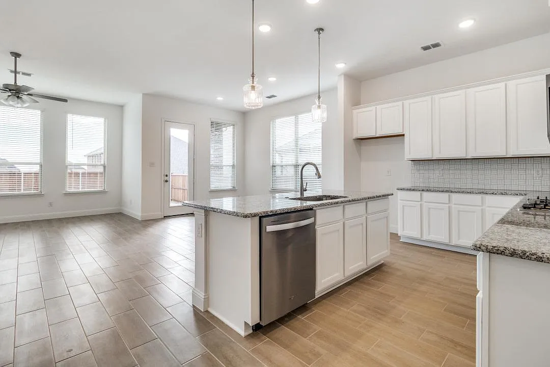 3 bed, 1813 sqft, $1,999 — Photo 2