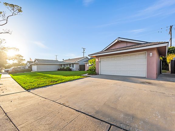 Front showing side gate can be used as alternate entrance to back unit