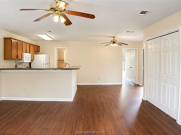2nd image of 405 Live Oak St #B