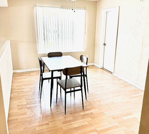 Large Dining room ( 14'x10')