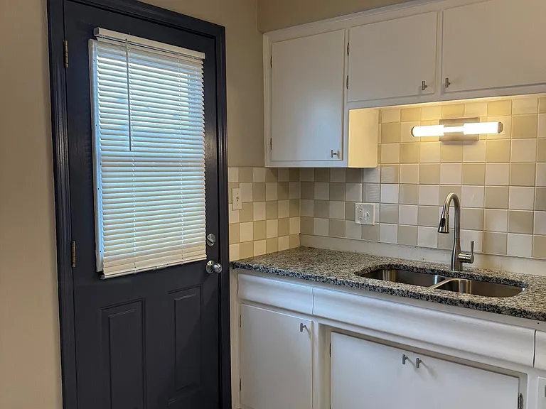 421 Burlington Ave #2 — Photo 18