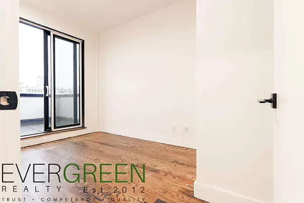 Rented by Greenrock Management | media 28