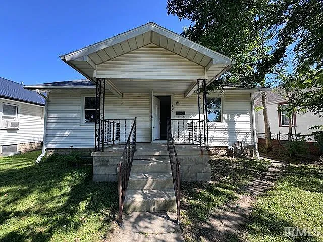 3 bed, 1.0 bath, 812 sqft, $950 — Photo 1