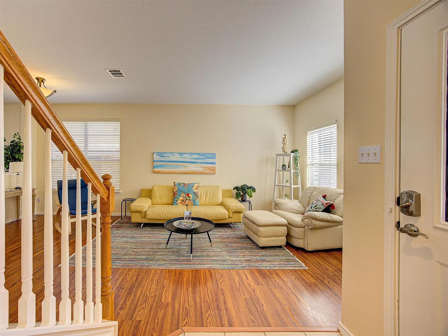 3 bed, 2.5 bath, 2068 sqft, $2,200 — Photo 2