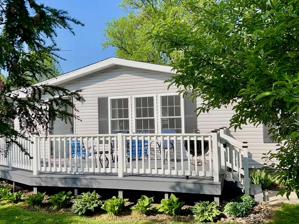 110 Poplar St, Three Oaks, MI 49128