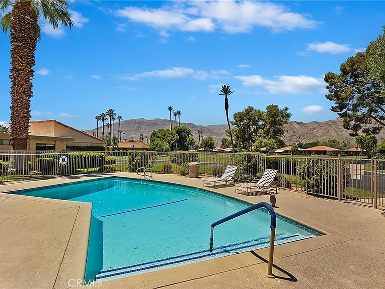 8 Valencia Dr — Photo 4