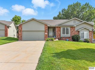 5008 Lakeside Dr, Papillion, NE 68133