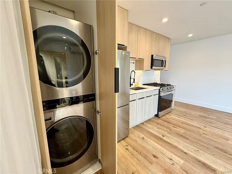 6902 Corbin Ave — Photo 2