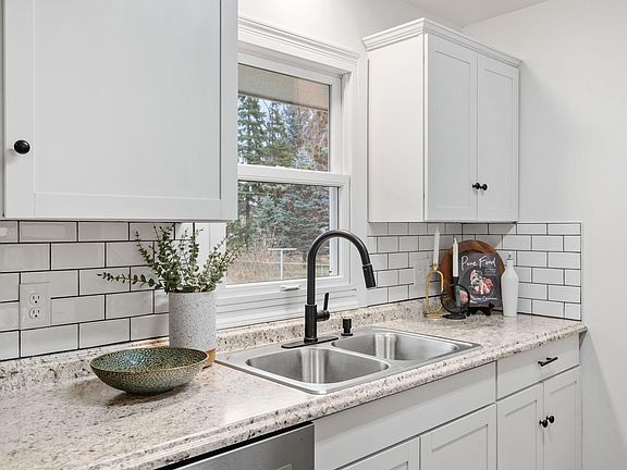 4th image of 915 112th Ave NW