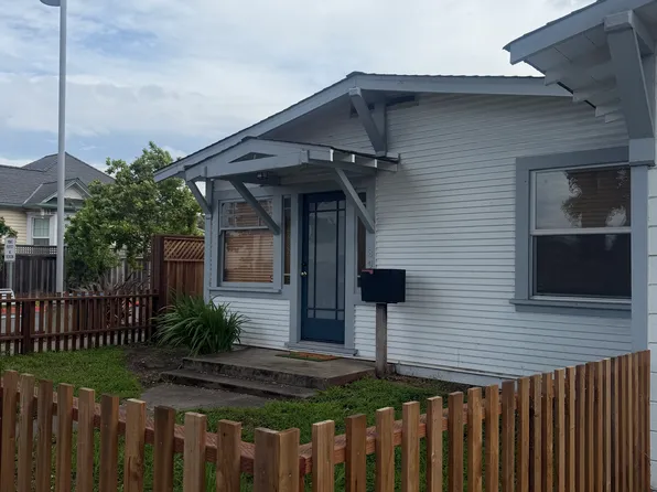 895 Main St, Half Moon Bay, CA 94019