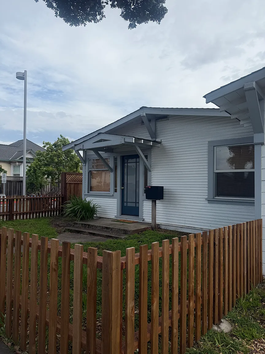 895 Main St photo 1