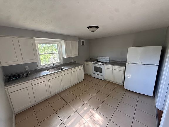 3rd image of 315 Hyde Park Dr