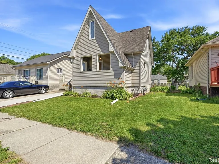 735 E Maxlow Ave — Photo 2