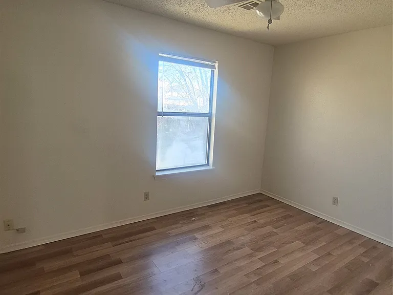 1031 N Oak Ct — Photo 8