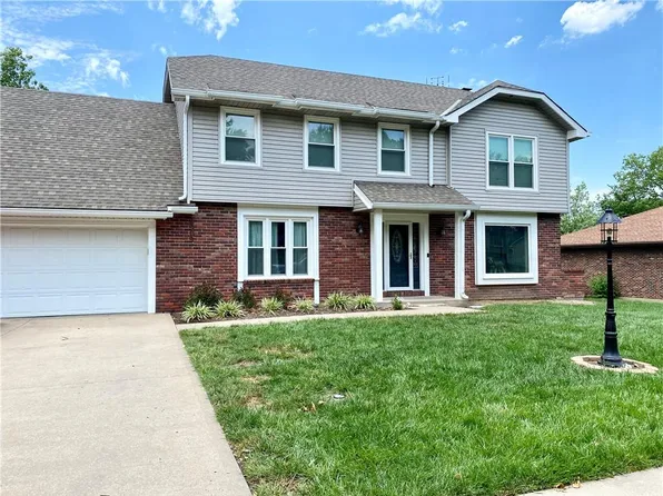 4909 Woodfield Dr, Saint Joseph, MO 64506