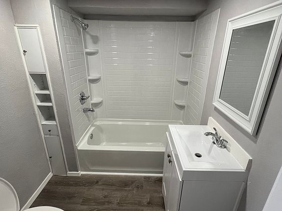 1 full bathroom.