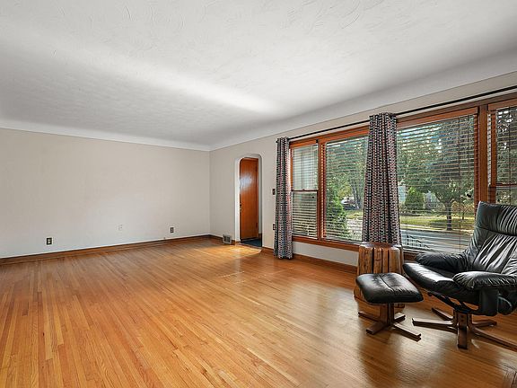 4th image of 1711 Maryland Ave E