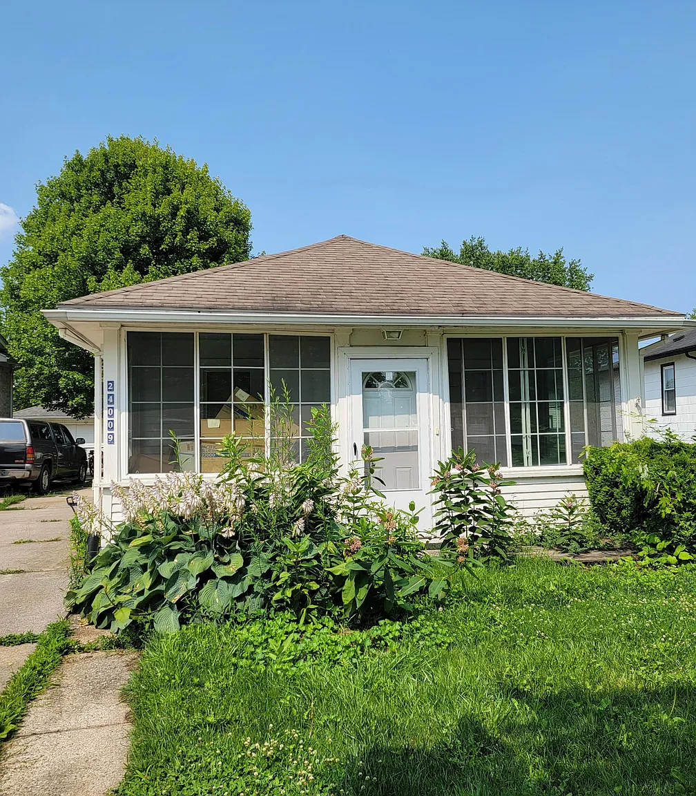 24009 Talbot St photo 1