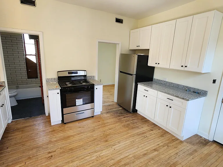 2142 S Albany Ave #3F — Photo 2