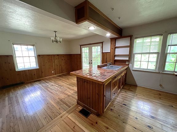 3rd image of 1324 Muscatine Ave