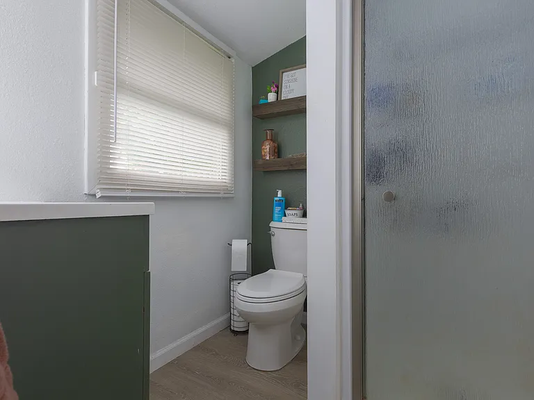 957 W 6th St — Photo 10