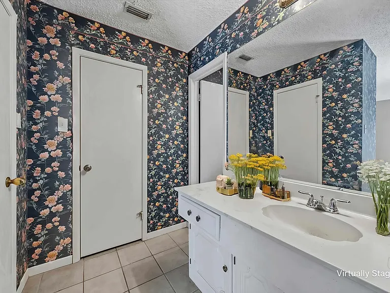 310 Carriage Dr — Photo 9